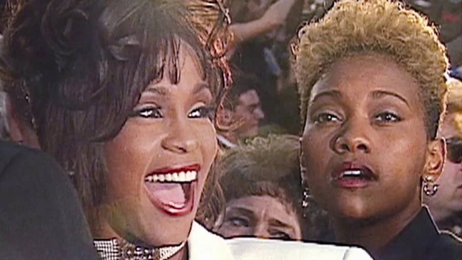 <strong>“Whitney - Can I Be Me” (2017)</strong>: Talvez a coisa mais impressionante nesta biografia seja a franqueza com que o filme trata a relação amorosa entre a artista e sua assistente e amiga pessoal, Robyn Crawford. O filme defende que as duas tinham um caso que nunca aceito pela família da popstar. O preconceito familiar e o conservadorismo do show business teriam empurrado Whitney a viver um casamento corrosivo com o bad boy Bobby Brown. Na escalada de insatisfação pessoal e artística, a “voz de anjo” teria se enterrado ainda mais no vício de álcool e drogas até sua morte em 2012. Três anos depois, a filha, Bobbi Kristina, faleceu por uma overdose de drogas com apenas 22 anos de idade. <a href="https://www.youtube.com/watch?v=1G2fY0xci_c&feature=youtu.be" target="_blank">Veja trailer</a> <strong>“Whitney - Can I Be Me” (2017)</strong>: Talvez a coisa mais impressionante nesta biografia seja a franqueza com que o filme trata a relação amorosa entre a artista e sua assistente e amiga pessoal, Robyn Crawford. O filme defende que as duas tinham um caso que nunca aceito pela família da popstar. O preconceito familiar e o conservadorismo do show business teriam empurrado Whitney a viver um casamento corrosivo com o bad boy Bobby Brown. Na escalada de insatisfação pessoal e artística, a “voz de anjo” teria se enterrado ainda mais no vício de álcool e drogas até sua morte em 2012. Três anos depois, a filha, Bobbi Kristina, faleceu por uma overdose de drogas com apenas 22 anos de idade. <a href="https://www.youtube.com/watch?v=1G2fY0xci_c&feature=youtu.be" target="_blank">Veja trailer</a>