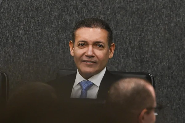 Kassio se reúne com Fachin às vésperas de sessão sobre Moraes