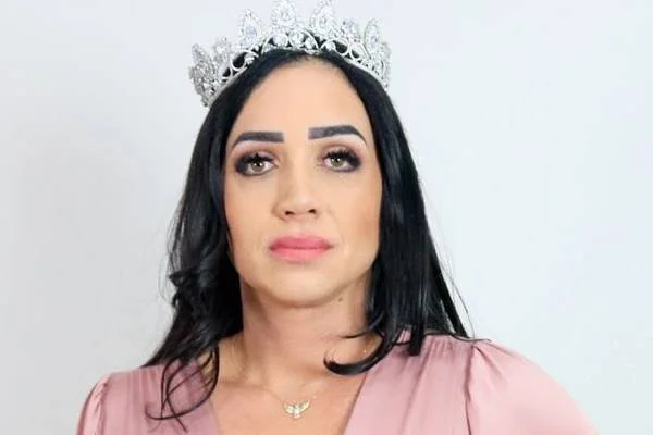 Fotografia colorida de rosto de mulher com coroa na cabeça