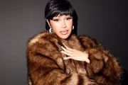 Cardi B posa durante evento