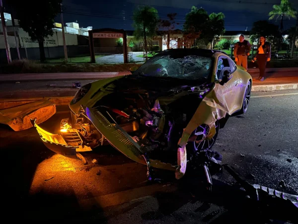 Imagem colorida de porsche destruída - Metrópoles