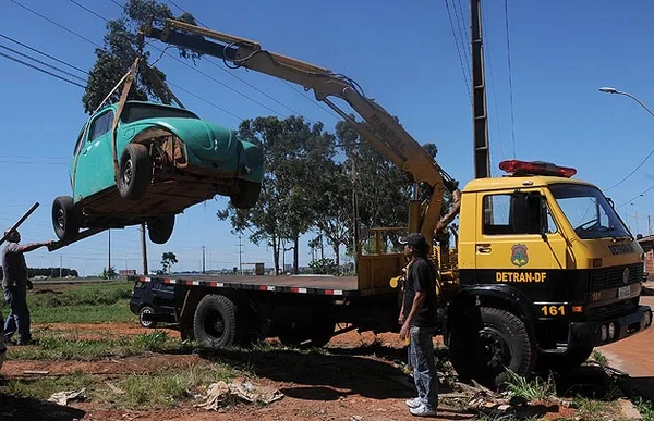 Carros abandonados recolhidos no Paranoá