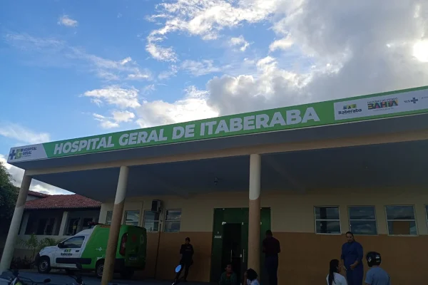 Imagem colorida da fachada do Hospital Municipal de Itaberaba