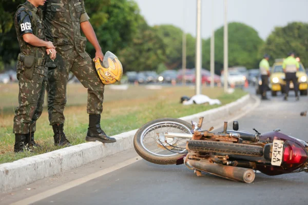 Homem de 19 anos morre em acidente de moto no Eixo Monumental
