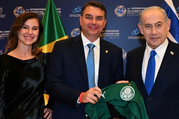 Imagem colorida mostra Flávio Bolsonaro e Benjamin Netanyahu - Metrópoles