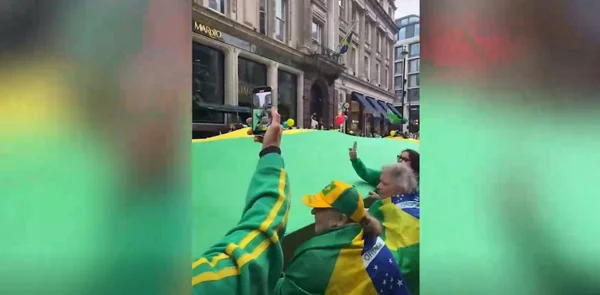 imagem colorida mostra bolsonaristas em frente ao prédio do consulado-geral do brasil em londres - metrópoles