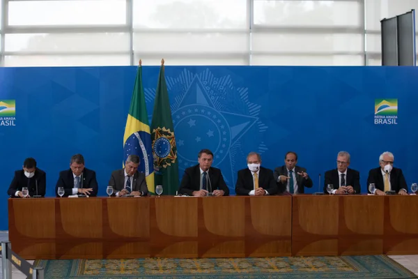 Após reunião para falar sobre preço dos combustíveis, Bolsonaro diz que não vai interferir na Petrobras