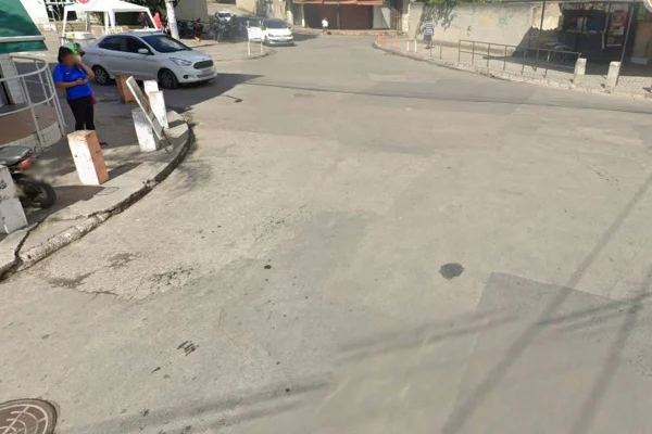 Imagem colorida de cruzamento em Nova Iguaçu, Rua das Azaleias