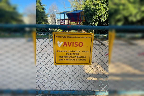 imagem colorida de alerta da SQSW 504 em parquinho