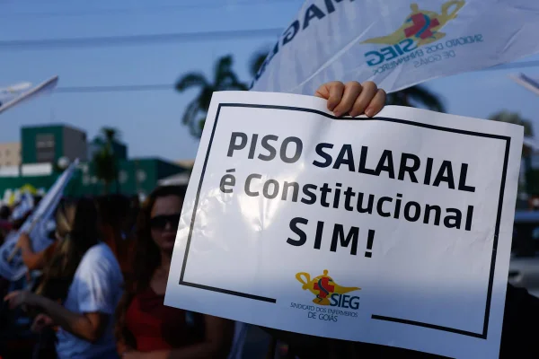 Imagem colorida mostra manifesta com cartaz que pede aprovação do piso nacional da enfermagem - Metrópoles