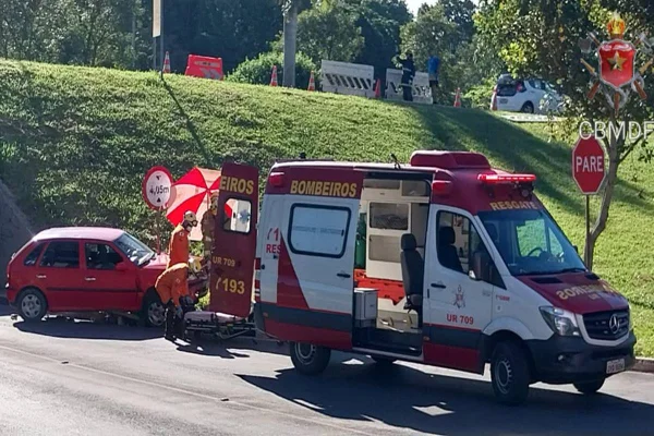 O Corpo de Bombeiro Militar do Distrito Federal (CBMDF) atendeu, na tarde dessa quarta-feira (6/3), um acidente de trânsito envolvendo duas mulheres e uma criança de 5 meses na tesourinha da SQN 215, na Asa Norte. Segundo a corporação, a condutora do veículos perdeu o controle e caiu na tesourinha.