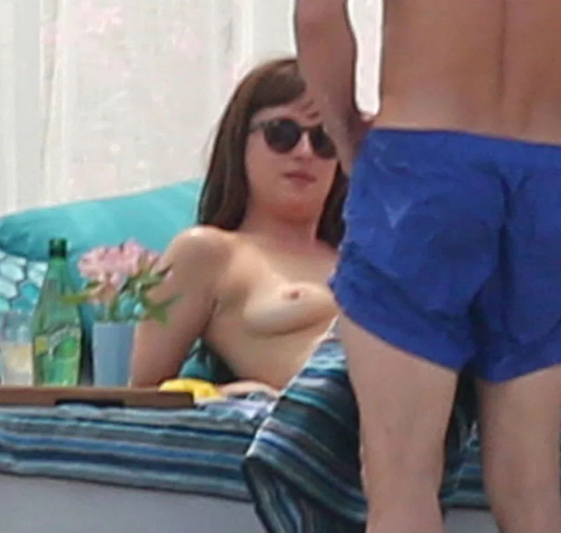 Dakota Johnson faz topless durante filmagem de novo “50 Tons de Cinza” - imagem 4 Dakota Johnson faz topless durante filmagem de novo “50 Tons de Cinza” - imagem 4