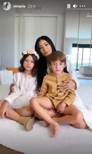 Ela é mãe de duas crianças Ela é mãe de duas crianças