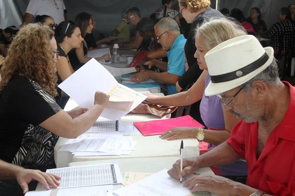 GDF entrega escrituras a 2 mil moradores de Samambaia