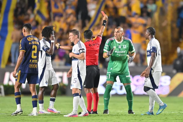 Goleiro do Tigres, Nahuel Guzmán, sendo expulso - Metrópoles