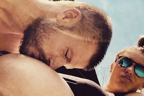 Grávida, Fernanda Lima ganha beijão de Rodrigo Hilbert na barriga