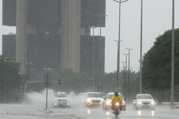 Imagem colorida de chuva e tempo fechado
