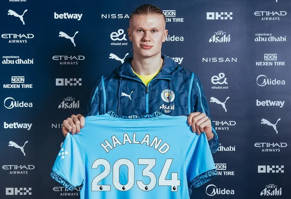 Foto colorida de Erling Haaland, atacante do Manchester City, em renovação de contrato - Metrópoes