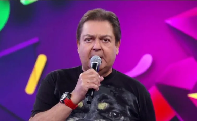 Esta camiseta custa cerca de R$ 2.100 Esta camiseta custa cerca de R$ 2.100