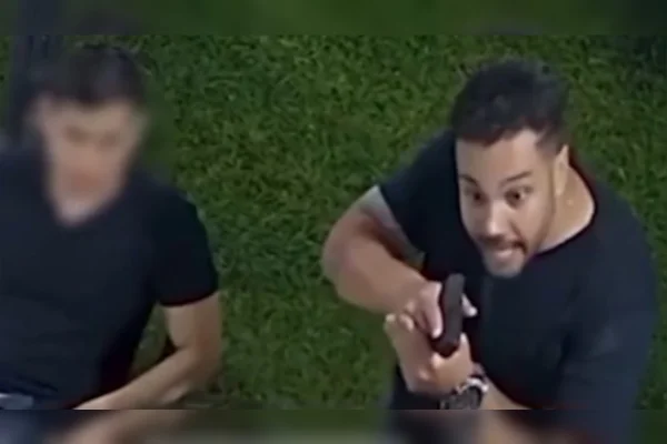 Agente da PF que ameaçou homens com arma é denunciado por homofobia