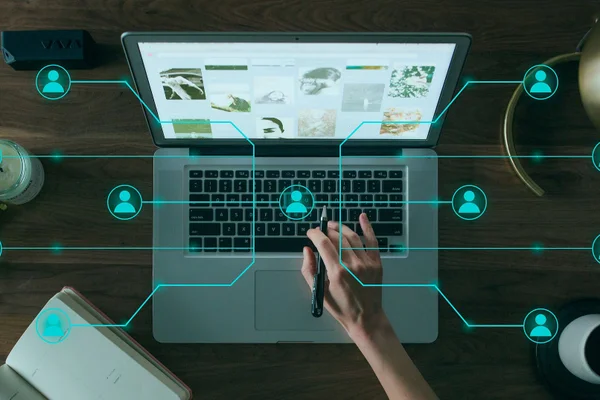 Imagem de um computador ressaltado a conectividade
