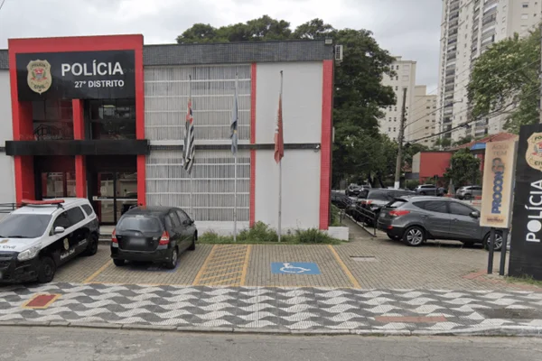 Imagem colorida da fachada do 27° DP onde está sendo registrado o caso do homem que caiu no poço do elevador do prédio em obra - Metrópoles