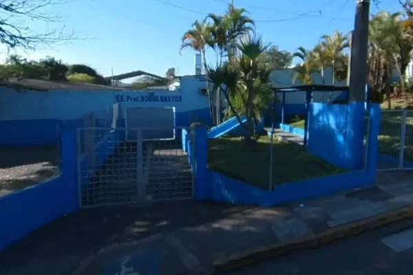 Imagem colorida de fachada da Escola Estadual Roque Bastos. Metrópoles