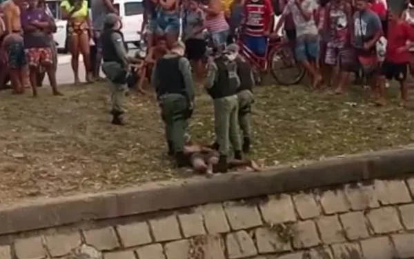 Após tentar roubar celular, homem é jogado em canal por moradores
