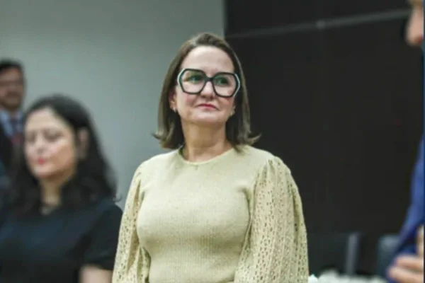 Fotografia colorida da juíza Adriana de Jesus Pita Colella, do TRT-2 em Santos, que cursou medicina em tempo integral durante magistratura. - Metrópoles