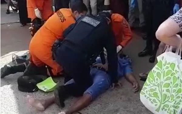 Vídeo: PMs salvam idoso que teve parada cardiorrespiratória na rua