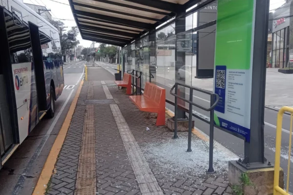 Imagem colorida de ponto de ônibus depredado