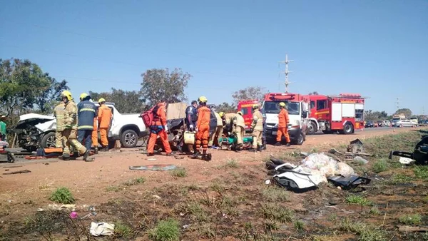 Colisão frontal deixa três motoristas presos às ferragens na DF-001