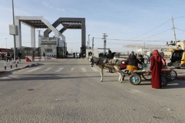 Imagem colorida de visão geral do ponto de passagem de Rafah, onde a troca de prisioneiros entre Hamas e Israel e a ajuda humanitária acontecem - Metrópoles