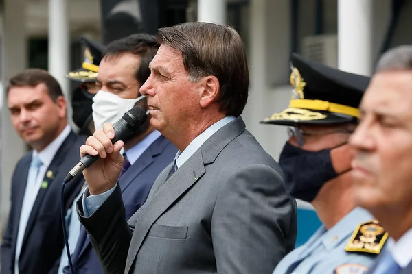 Bolsonaro diz que imprensa defende “canalhas” e quer liberdade das mídias