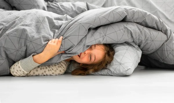 Criança deitada na cama