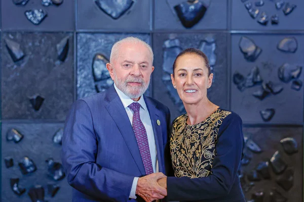Imagem colorida do presidente Lula com Claudia Sheinbaum, presidente do México - Metrópoles