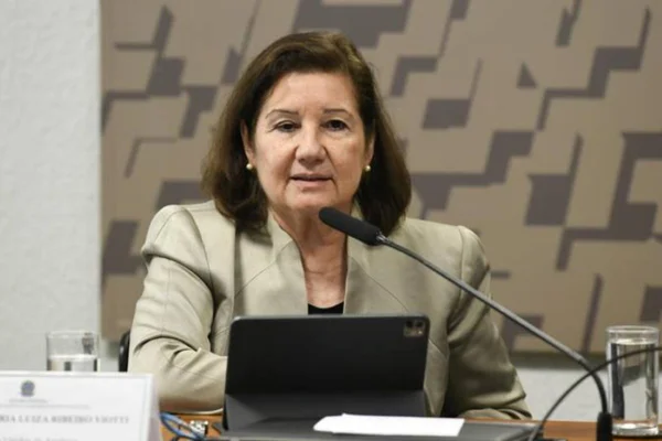 Foto colorida da embaixadora do Brasil nos EUA, Maia Luiza Viotti - Metrópoles