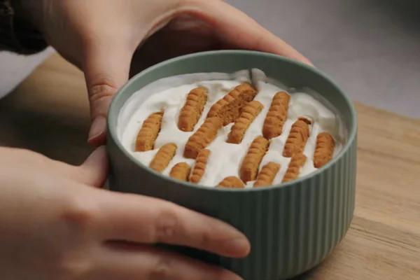 pote de sobremesa com iogurte e biscoito