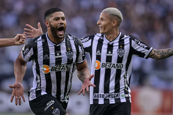 Hulk e Guilherme Arana comemorando gol do Atlético-Mg em duelo contra o fluminense, pelo Campeonato Brasileiro