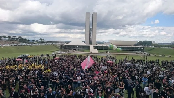 Policiais de todo o país protestam na Esplanada dos Ministérios