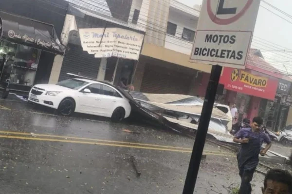 Além do telhado arremessado, ocorrências de queda de árvore foram registradas em Votuporanga (SP). Os ventos alcançaram 70 km/h - Metrópoles