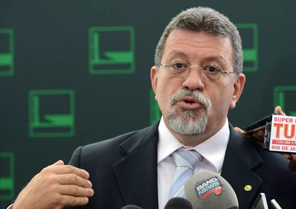 Líder do PT diz que não trabalha com hipótese de novas eleições