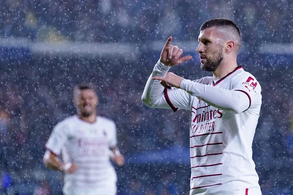 Com gols nos acréscimos, Milan derrota o Empoli, fora, pelo Italiano