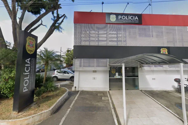 Foto colorida de fachada de delegacia