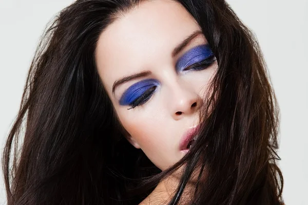 modelo de maquiagem violeta