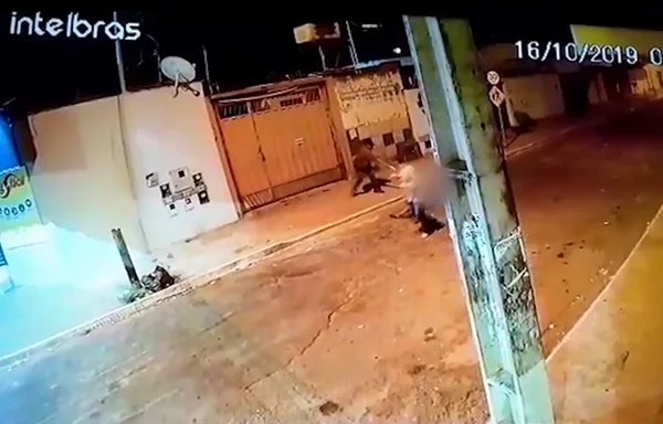 Vídeo: jovem executa homem em “batismo de facção”