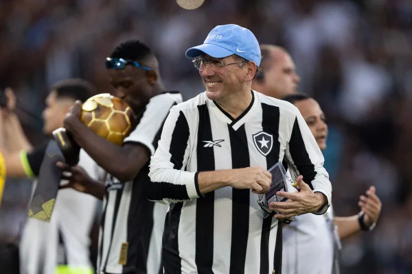 Foto colorida de John Textor comemorando título do Botafogo - Metrópoles