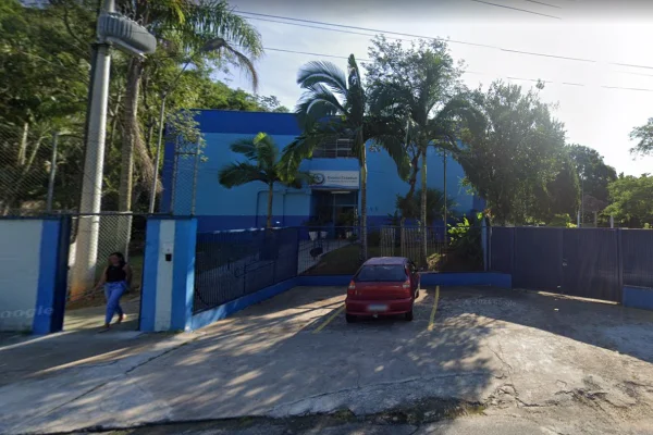 Imagem colorida de escola no interior de SP