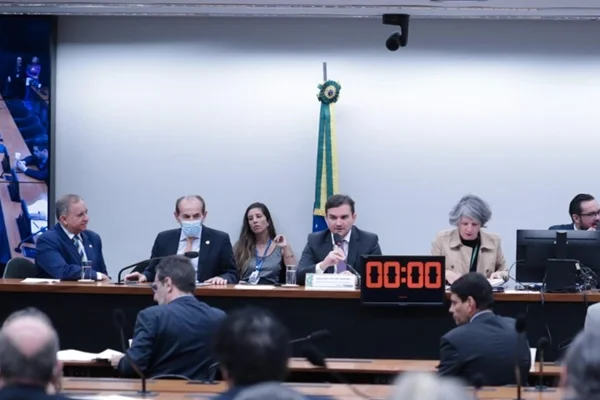 Sessão de votação de contar dos ex-presidentes e atual Dilma, Temer e Bolsonaro na Comissão Mista de Planos, Orçamentos Públicos e Fiscalização na Câmara dos Deputados. Em destaque, a mesa diretora - Metrópoles