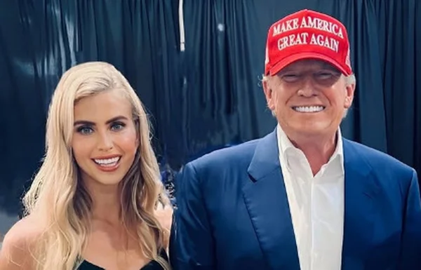 Imagem colorida mostra Trump e porta-voz da Casa Branca - Metrópoles